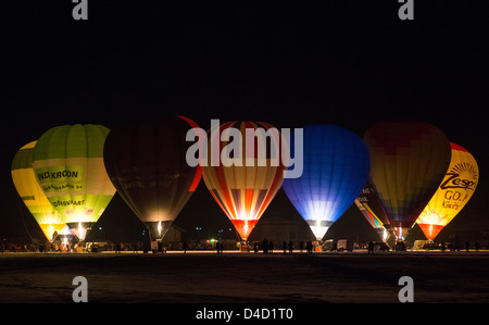 Ballons à air chaud, ballon glow en hiver Banque D'Images