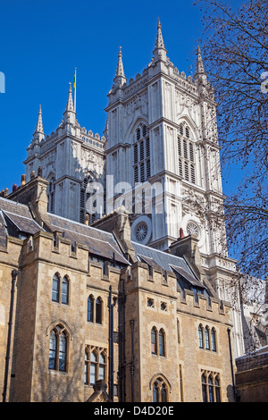 Londres, Westminster les tours jumelles de l'abbaye de Westminster vu de Dean's Court Banque D'Images