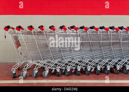 Rangée de chariots ou charrettes dans supermarché Banque D'Images