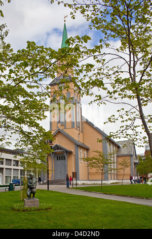 Cathédrale de Tromsö est la seule cathédrale en bois de Norvège et est l'une des plus grandes églises du pays. Banque D'Images