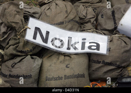 Jetée de téléphones mobiles Nokia et les sacs de la Banque fédérale allemande, restes d'une action de protestation, par syndicat ver.di', photo de l'usine Nokia de Bochum, Allemagne, 11 mars 2008. Le ministère de l'économie de l'État fédéral allemand de Rhénanie du Nord-Westphalie a confirmé les rapports sur une réclamation de 60 millions d'euros contre téléphone mobile finlandais Nokia producteur pour le groupe aurait violé Banque D'Images