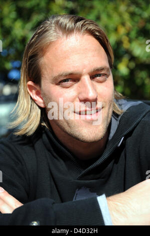 Timo Hildebrand, gardien de but allemand espagnol de Valence FC club de Primera Division, sourit lors d'une photo avec l'agence de presse allemande dpa à Valencia, Espagne, 06 mars 2008. Photo : Gero Breloer Banque D'Images