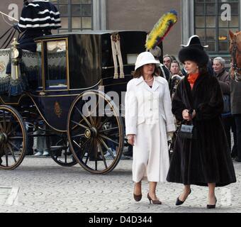 La Reine Silvia de Suède (R) se félicite Maria Basescu, épouse du Président roumain Traian Basescu à Stockholm, Suède, 11 mars 2008. Le Roi et la reine de Suède reçu officiellement et a accueilli le président au Palais Royal. Photo : Albert Nieboer (Pays-Bas) Banque D'Images