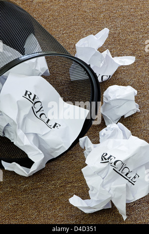 Corbeille à papier avec du papier froissé et le mot 'recycle'. Banque D'Images