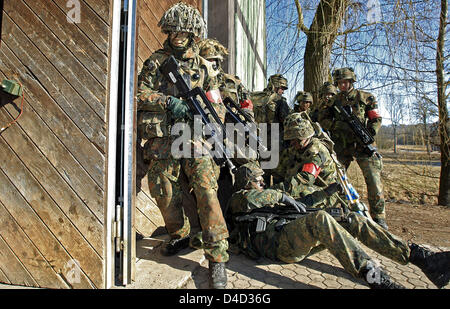 Les soldats de la Bundeswehr la pratique du porte-à-porte des combats durant un exercice sur le terrain de l'École d'infanterie de la Bundeswehr dans Bonnland Hammelburg, Allemagne, 19 février 2008. Photo : Marcus Fuehrer Banque D'Images