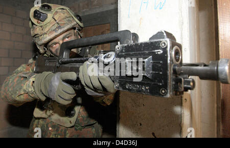 Les soldats de la Bundeswehr la pratique du porte-à-porte des combats durant un exercice sur le terrain de l'École d'infanterie de la Bundeswehr dans Bonnland Hammelburg, Allemagne, 19 février 2008. Photo : Marcus Fuehrer Banque D'Images