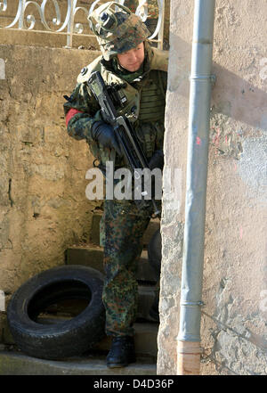 Les soldats de la Bundeswehr la pratique du porte-à-porte des combats durant un exercice sur le terrain de l'École d'infanterie de la Bundeswehr dans Bonnland Hammelburg, Allemagne, 19 février 2008. Photo : Marcus Fuehrer Banque D'Images