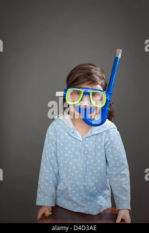 Girl wearing blue masque tuba Banque D'Images