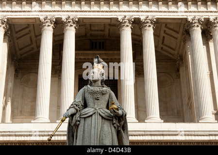 La Cathédrale St Paul avec une statue de la reine Victoria à l'avant-plan Banque D'Images