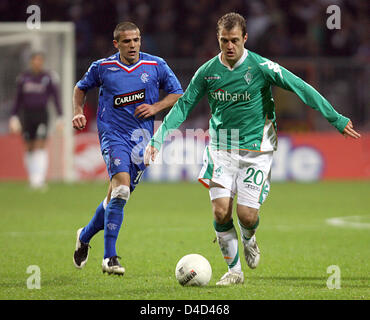 Nacho Novo de Glasgow (L) convoite la la balle avec le Werder Daniel Jensen pendant la deuxième ronde de la coupe de l'UEFA jambe seize match Werder Brême vs Glasgow Rangers à Brême, Allemagne, le 13 mars 2008. Photo : Carmen Jaspersen Banque D'Images