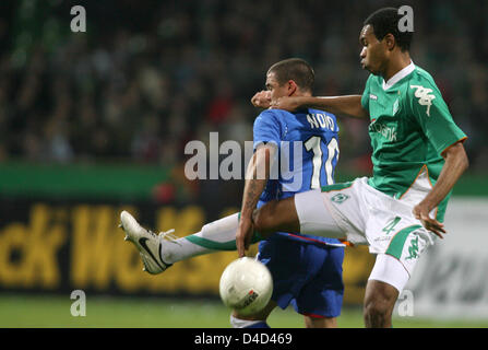 Nacho Novo de Glasgow (L) convoite la la balle avec le Werder Naldo au cours de la deuxième ronde de la coupe de l'UEFA jambe seize match Werder Brême vs Glasgow Rangers à Brême, Allemagne, le 13 mars 2008. Photo : Carmen Jaspersen Banque D'Images