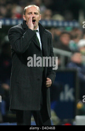 Le Werder Brême l'entraîneur Thomas Schaaf gestes au cours de la deuxième ronde de la coupe de l'UEFA jambe seize match Werder Brême vs Glasgow Rangers à Brême, Allemagne, le 13 mars 2008. Photo : Carmen Jaspersen Banque D'Images