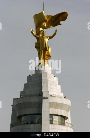 Le haut du mémorial pour la neutralité du Turkménistan représenté dans la capitale Ashgabat, Turkménistan, 25 février 2008. Haut de la memorial est une statue en or de l'ancien Président turkmène à vie Saparmourat Niyazo, décédé en décembre 2006 et avait son peuple adorer comme Turkmenbashi signifiant 'Père de l'. Pour souligner sa grandeur auto-déclarés, la statue g Banque D'Images