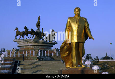L'une des nombreuses statues en or de l'ancien président à vie du Turkménistan Saparmurat Niyazov, représenté à la capitale Ashgabat, Turkménistan, 25 février 2008. Niazov, décédé en décembre 2006, avait son peuple adorer comme Turkmenbashi signifiant 'Père de l'. Photo : Tim Brakemeier Banque D'Images