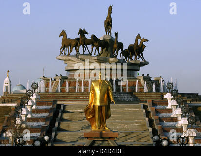 L'une des nombreuses statues en or de l'ancien président à vie du Turkménistan Saparmurat Niyazov, représenté à la capitale Ashgabat, Turkménistan, 25 février 2008. Niazov, décédé en décembre 2006, avait son peuple adorer comme Turkmenbashi signifiant 'Père de l'. Photo : Tim Brakemeier Banque D'Images
