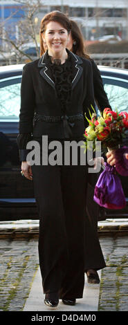 La princesse Mary arrive à l'tudenterrevyen' (l'étudiant traditionnel Cabaret) en tant que membre d'une majesté royale Acteurs de Copenhague, Danemark, samedi, 15 mars 2008. La princesse a reçu un ruban d'or et rouge comme une preuve de l'adhésion. Photo : Albert Nieboer (Pays-Bas) Banque D'Images