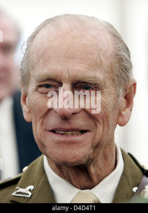 Le duc d'Édimbourg, le Prince Philippe visite le Queen's Royal Hussars en sa qualité de colonel honoraire en Paderborn-Sennelager, Allemagne, 16 mars 2008. En raison de l'origine irlandaise du régiment le consort de la reine Elizabeth II va célébrer la Saint-Patrick avec les soldats, les anciens combattants et leur famille. Photo : Joerg Carstensen Banque D'Images