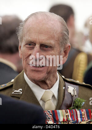 Le duc d'Édimbourg, le Prince Philippe visite le Queen's Royal Hussars en sa qualité de colonel honoraire en Paderborn-Sennelager, Allemagne, 16 mars 2008. En raison de l'origine irlandaise du régiment le consort de la reine Elizabeth II va célébrer la Saint-Patrick avec les soldats, les anciens combattants et leur famille. Photo : Joerg Carstensen Banque D'Images