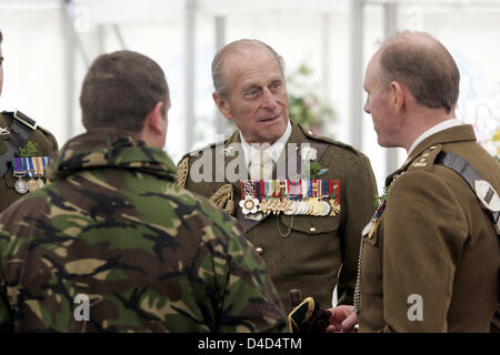 Le duc d'Édimbourg, le Prince Philippe visite le Queen's Royal Hussars en sa qualité de colonel honoraire en Paderborn-Sennelager, Allemagne, 16 mars 2008. En raison de l'origine irlandaise du régiment le consort de la reine Elizabeth II va célébrer la Saint-Patrick avec les soldats, les anciens combattants et leur famille. Photo : Joerg Carstensen Banque D'Images