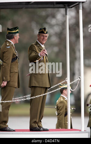 Le duc d'Édimbourg, le Prince Philippe visite le Queen's Royal Hussars en sa qualité de colonel honoraire en Paderborn-Sennelager, Allemagne, 16 mars 2008. En raison de l'origine irlandaise du régiment le consort de la reine Elizabeth II va célébrer la Saint-Patrick avec les soldats, les anciens combattants et leur famille. Photo : Joerg Carstensen Banque D'Images