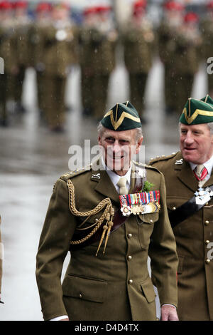 Le duc d'Édimbourg, le Prince Philippe visite le Queen's Royal Hussars en sa qualité de colonel honoraire en Paderborn-Sennelager, Allemagne, 16 mars 2008. En raison de l'origine irlandaise du régiment le consort de la reine Elizabeth II va célébrer la Saint-Patrick avec les soldats, les anciens combattants et leur famille. Photo : Joerg Carstensen Banque D'Images