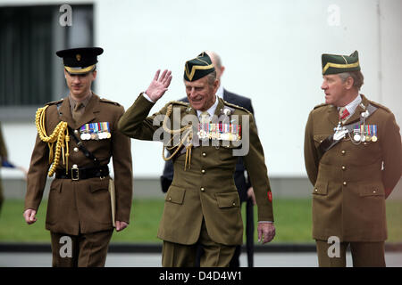 Le duc d'Édimbourg, le Prince Philippe visite le Queen's Royal Hussars en sa qualité de colonel honoraire en Paderborn-Sennelager, Allemagne, 16 mars 2008. En raison de l'origine irlandaise du régiment le consort de la reine Elizabeth II va célébrer la Saint-Patrick avec les soldats, les anciens combattants et leur famille. Photo : Joerg Carstensen Banque D'Images