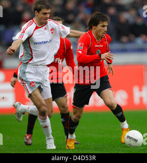 L'attaquant de Nuremberg Angelos Charisteas grec (L) convoite la la balle avec le milieu de terrain hongrois du Hanovre Szabolcs Huszti durant la Bundesliga match Hanovre 96 vs 1. FC Nuremberg au stade AWD-Arena à Hanovre, Allemagne, 01 mars 2008. Hanovre a gagné le match 2-1. Photo : Peter Steffen Banque D'Images