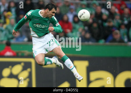 L'attaquant de Brême Hugo Almeida à la tête de la balle dans la Bundesliga match Werder Brême v Vfl Wolfsburg au stade Weser de Brême, Allemagne, le 16 mars 2008. Wollfsburg a remporté le match 1-0. Photo : Carmen Jaspersen Banque D'Images