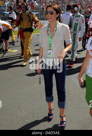 La chanteuse pop australienne Dannie Minogue sourit dans la grille avant le début de la Formule 1 Grand Prix d'Australie au circuit d'Albert Park à Melbourne, Australie, 16 mars 2008. La Lewis Hamilton McLaren Mercedes d'un pôle hébergement multiple-à-victoire du pavillon dans une action-emballés et crash éparpillés, Rosberg GP australien a dépassé toutes les attentes et a terminé troisième. Photo : Gero Breloer Banque D'Images