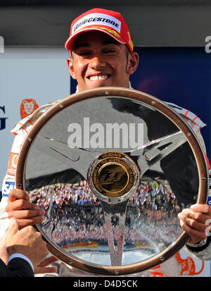 La pilote de Formule 1 Lewis Hamilton McLaren-Mercedes de sourires avec son trophée pour avoir remporté le Grand Prix d'Australie de Formule 1 au circuit d'Albert Park à Melbourne, Australie, 16 mars 2008. Hamilton hébergement multiple un poteau indicateur à la victoire dans une action-emballés et crash-GP Australien éparpillés. Photo : Gero Breloer Banque D'Images