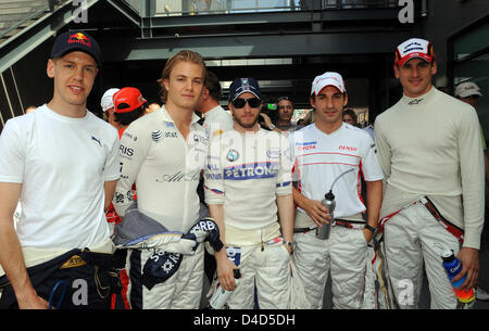 (L-R) les pilotes de Formule 1 Allemand de Sebastian Vettel Scuderia Toro Rosso-Ferrari, Nico Rosberg de Williams-Renault, Nick Heidfeld BMW Sauber de de Toyota, Timo Glock et Adrian Sutil de Force India posent avant le début de la Formule 1 Grand Prix d'Australie au circuit d'Albert Park à Melbourne, Australie, 16 mars 2008. Photo : GERO BRELOER  + + +(c) afp - Bildfunk + + + Banque D'Images