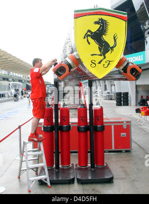 Mécanismes de travail Ferrari dans les stands à la circuit Sepang, près de Kuala Lumpur, Malaisie, le mercredi 19 mars 2008. Le Grand Prix de Formule 1 de Malaisie aura lieu au circuit de Sepang, près de Kuala Lumpur le dimanche 23. Mars. Photo : ROLAND WEIHRAUCH Banque D'Images