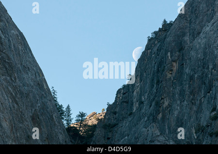 Lune croissante au sujet des pierres de la cathédrale, Yosemite National Park, California USA Banque D'Images