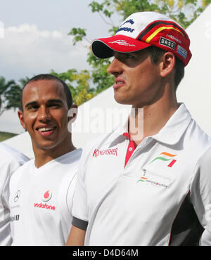 Pilote de Formule 1 britannique Lewis Hamilton (L) de McLaren Mercedes et l'Allemand Adrian Sutil de Force India (R) sourire dans le paddock au Circuit automobile International de Sepang, près de Kuala Lumpur, Malaisie, 21 mars 2008. 2008 Le Grand Prix de Malaisie de Formule 1 aura lieu le 23 mars. Photo : Roland Weihrauch Banque D'Images