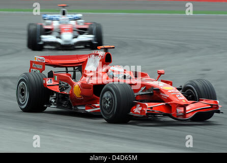 Pilote de formule 1 finlandais Kimi Raikkonen de la Scuderia Ferrari (avant) conduit l'Allemand Timo Glock de TOYOTA F1 à leur tour 1 au cours de la deuxième session d'essais au Circuit International de Sepang, près de Kuala Lumpur, Malaisie, 21 mars 2008. 2008 Le Grand Prix de Malaisie de Formule 1 aura lieu le 23 mars. Photo : Gero Breloer Banque D'Images