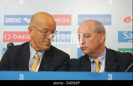 Sven Egil Folk (L), secrétaire-général de l'Association de natation LEN, LEN et trésorier Nory Kruchten (R), photographié lors d'une conférence de presse par la len sur le prochain 29e LEN European Championships natation, plongée et natation synchronisée à Eindhoven, aux Pays-Bas, 16 mars 2008. Photo : Bernd Thissen Banque D'Images