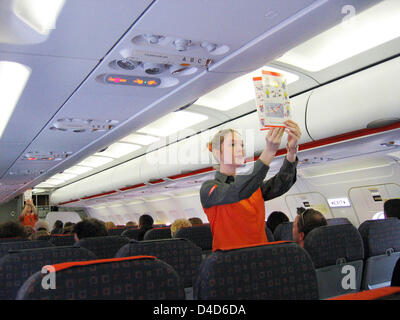 Une hôtesse de l'air explique les mesures de sécurité dans un avion de la compagnie aérienne à bas prix easyJet avant le décollage de l'aéroport de Berlin-Schoenefeld, à Berlin, Allemagne, 25 mai 2005. Photo : XAMAX Banque D'Images