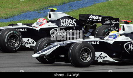 Pilote de Formule 1 allemand de Nico Rosberg Williams-Toyota (R) se bat pour la position avec son coéquipier japonais Kazumi Nakajima (L) dans le 2008 Grand Prix de Malaisie de Formule 1 circuit de Sepang à Kuala Lumpur, Malaisie, 23 mars 2008. Kimi Raikkonen finlandais de la Scuderia Ferrari a remporté la course devant le Polonais Robert Kubica BMW Sauber de et finlandais Heikki Kovalainen de McLaren Mercedes. Pho Banque D'Images