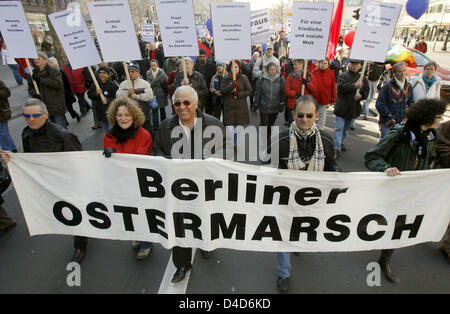 Les militants de la paix portent des banderoles et des pancartes pendant le congé de Pâques mars à Berlin, Allemagne, 24 mars 2008. L'Union du travail et les militants pour la paix ont marché de la devise ' peache et le désarmement pour l'Afghanistan, Israël et la Palestine' au cours de l'hed mars Pâques pour la 50e fois à Berlin. Photo : TIM BRAKEMEIER Banque D'Images