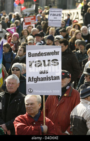 Les militants de la paix portent des banderoles et des pancartes pendant le congé de Pâques mars à Berlin, Allemagne, 24 mars 2008. L'Union du travail et les militants pour la paix ont marché de la devise ' peache et le désarmement pour l'Afghanistan, Israël et la Palestine' au cours de l'hed mars Pâques pour la 50e fois à Berlin. Photo : TIM BRAKEMEIER Banque D'Images