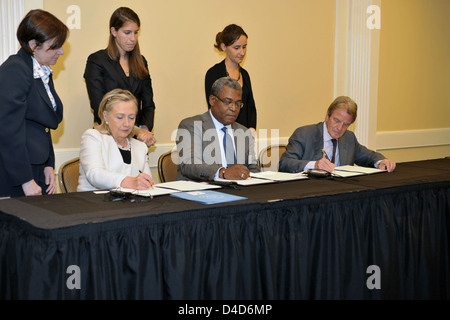 La secrétaire d'Etat, le Premier Ministre haïtien Bellerive, et ministre français des Affaires étrangères Kouchner signer un PE Banque D'Images