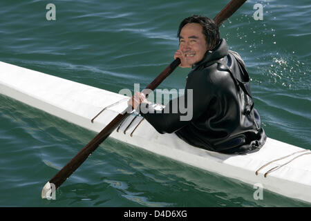 (Afp) le fichier photo datée du 09 août 2006 révèle un Inuit pagayant joyeusement dans son kayak près de Paarmiut, le Groenland, le Danemark. Photo : Hinrich Baesemann Banque D'Images