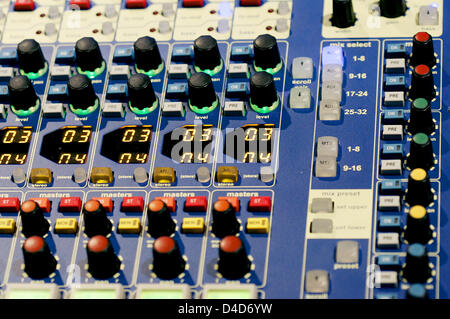 Des boutons d'un mixer à la Salon de Francfort à Francfort-sur-Main, 15 mars 2008. Cette année, le deuxième plus important salon européen sur des équipements de musique a eu lieu du 12 au 15 mars 2008. Photo : Frank May Banque D'Images