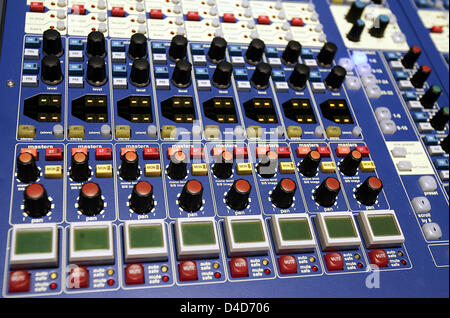 Des boutons d'un mixer à la Salon de Francfort à Francfort-sur-Main, 15 mars 2008. Cette année, le deuxième plus important salon européen sur des équipements de musique a eu lieu du 12 au 15 mars 2008. Photo : Frank May Banque D'Images