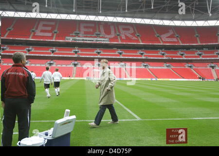 (Afp) l'ancien entraîneur de l'équipe nationale allemande, Jürgen Klinsmann est photographié au cours d'une formation au stade de Wembley à Londres, Royaume-Uni, 21 août 2007. L'équipe nationale allemande face l'Angleterre dans un match amical le 22 août 2007. Photo : Bernd Thissen Banque D'Images