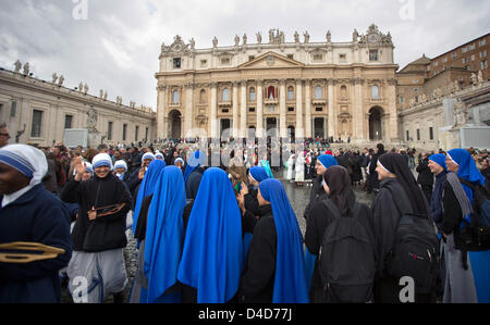 Les nonnes recueillir après la masse religieuse "Pro Eligendo Romano Pontifice" à la basilique Saint Pierre au Vatican, Cité du Vatican, le 12 mars 2013. L'Église catholique 115 cardinaux électeurs participent à une messe dans la Basilique Saint-Pierre le 12 mars avant d'entrer dans le conclave pour l'élection du pape que les observateurs disent n'a aucun favori clair. Le Pro Eligendo Romano Pontefice ('Pour l'élection du Pontife Romain") la messe est présidée par Angelo Sodano, les personnes âgées doyen du Collège des Cardinaux, et est également ouvert aux non-cardinaux votants - personnes âgées de plus de 80. Le prochain pape va prendre plus d'un Chu Banque D'Images