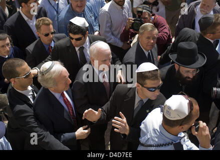 Le sénateur républicain John McCain, candidat à la présidence et (C) des visites de la vieille ville de Jérusalem, Israël, 19 mars 2008. Photo : Grimm par les pairs Banque D'Images