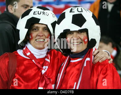 Fans suisse, représenté à l'examen cap Suisse/Allemagne, à Bâle, en Suisse, le 26 mars 2008. L'Allemagne a battu l'UEFA Euro 2008 co-hôte de la Suisse 4-0. Photo : Bernd Weissbrod Banque D'Images