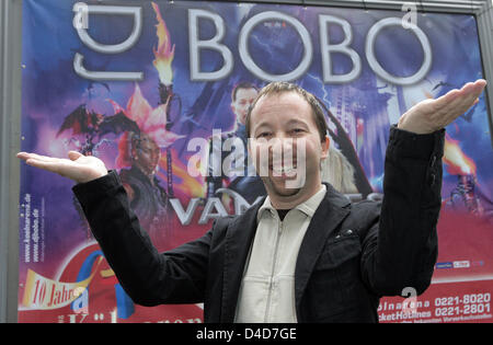 DJ BoBo musicien frappe un poser lors d'une conférence de presse sur son Allemagne tour 'Vampires vivant', à Cologne, Allemagne, 27 mars 2008. DJ BoBo va jouer à l'Koelnarena le 21 mai 2008. Dans son nouveau spectacle 'Vampires Alive' il allie la musique, danse, acrobatie, et multimédia avec 40 artistes. Photo : Joerg Carstensen Banque D'Images