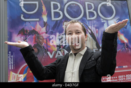 DJ BoBo musicien frappe un poser lors d'une conférence de presse sur son Allemagne tour 'Vampires vivant', à Cologne, Allemagne, 27 mars 2008. DJ BoBo va jouer à l'Koelnarena le 21 mai 2008. Dans son nouveau spectacle 'Vampires Alive' il allie la musique, danse, acrobatie, et multimédia avec 40 artistes. Photo : Joerg Carstensen Banque D'Images